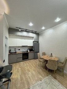 Сдам квартиру 2-х комнатная полсностью готовая посуда и т. д рядом лрт