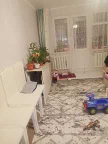 Ақшораева 9-да 2 бөлмелі квартира сатылады. Күн жақ бетінде орналасқан