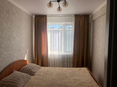 Сдаётся 2 комнатная квартира на длительный срок. Ленина 2