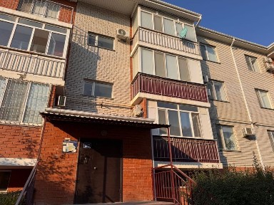 Продается 3х комнатная квартира с гаражом в и кладовкой в мкр Жеруйык.