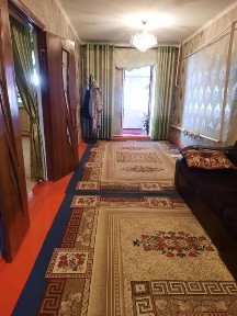 Дом с двором, рядом времянка