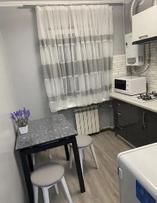 Часы 1500 тенге. 1-но комнатная в центре. Абая