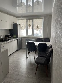 Продам 2 комгатную каартиру на Нижнем Центре 3