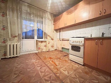 В продаже двухкомнатная квартира в самом центре города на 2 этаже.