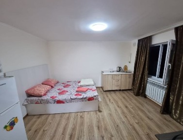 По часам в центре на Абая