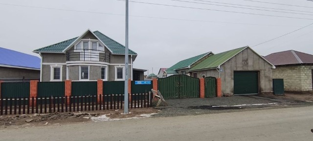 Дом мансардный двор огорожен