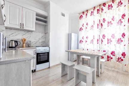 Светлая 2ком центрЛевого берега квартира посуточно.