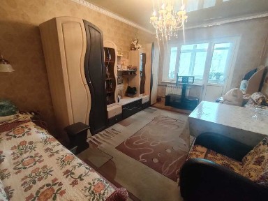 2-комнатный в 8-мкр-не, на 5-этаже, не угловая