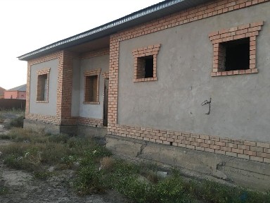 Үй сатылады. Іші бітпеген үй, үлкен көлемді, район Титов.