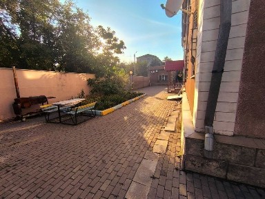 Продается дом с отдельно стоящим гаражом и огородом.