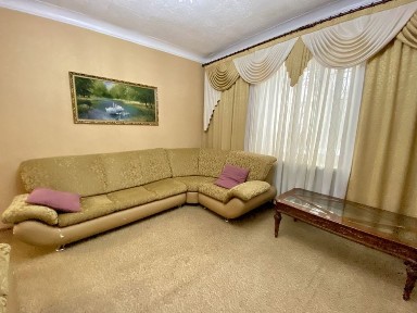 Продам просторную 3-комн квартиру старого типа с мебелью и техникой !