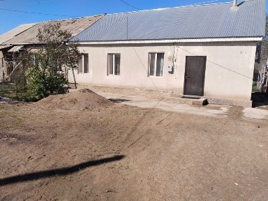 Продам дом в г. Шу, 5 комнат, с газовым отоплением