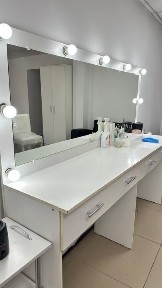 Стол бровиста и визажиста