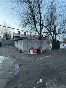 Продам дом барачного типа, навес.