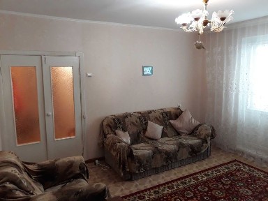 Продам двухкомнатную квартиру 6мкр., дом 84