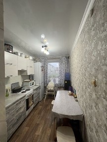 Продается улучшенная трехкомнатная квартира