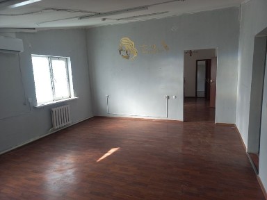 В центре комерческое здание. второй этаж