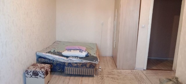 1 бөлмелі пәтер сатылады орталықта. Базардың қасында. 2 этажда.