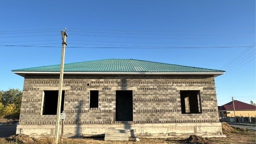 САТЫЛАДЫ/Продам новый большой высокий 1 этажный дом с домом на участке