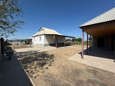 Үй сатылады.