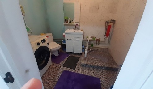 Қоршалған, 5 бөлмелі үй, есік алды стяжка, сарай бар