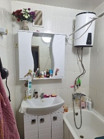 Продается двух конмнатная кв срочно.