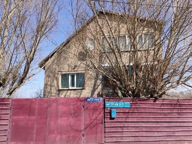 Продам коттедж с большим участком.