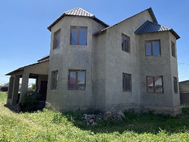 Дом 5 комнат, 2 холл, 3 сан. узла, большая кухня.