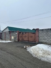 Үй сатылады, жақсы жерде орналасқан.