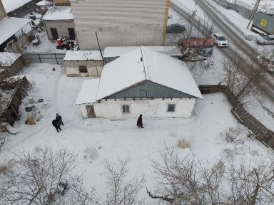 Продается дом, вдоль трассы. В одном участке два дома на два хозяйна