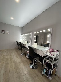 Сдаю в аренду кушетку, стол визажиста, маникюрны стол