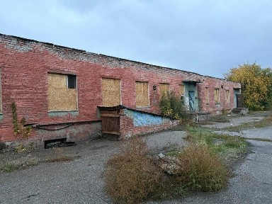 Складское здание с участком земли