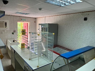 Продуктовый магазин с оборудованием.