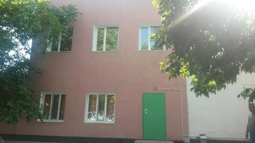 Продаётся двух этажное комерческое здание под любой бизнес в центре.