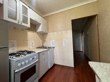 Продам 2х в хорошем районе с мебелью и техникой, полы ламинат