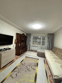 Продам квартиру из 4-х комнатный в центре. Рядом детсад, больница