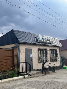 Жер үй ( времянка) казында жасап тұрған магазинімен.
