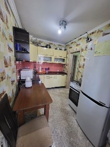 продам 2х комнатную квартиру в центре.