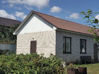 Продам участок с жилыми постройками в п. Кирпичный (Кедровая) 10 соток