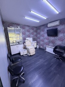 Сдаются в аренду рабочие места в дейсвующем салоне красоты.