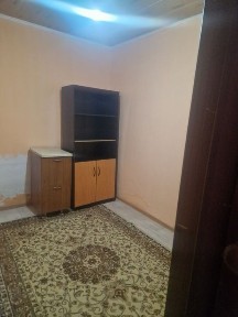 Барыс базарының жеміс-жидек алдында 2 бөлмелі пәтер бар
