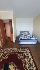 Продам 1 комнатную квартиру не угловая по адресу Жумабаева 10