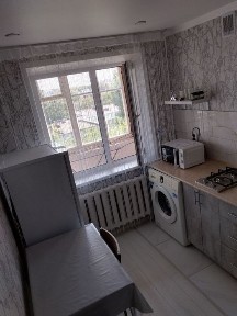По часам новая 1 комнатная квартира по Карбышева, 5, мкр. Западный