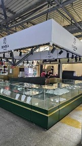 Торговый островок на золотом рынке Алатау