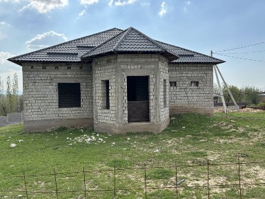 Дом продаётся с большим участком