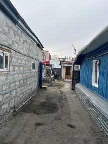 Дом находится рядом с рынком.
