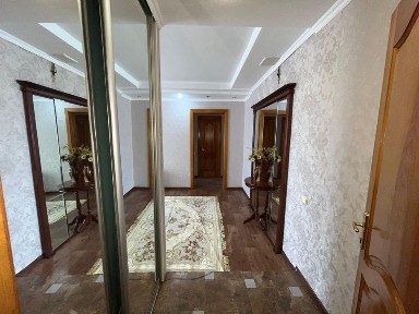 Продаеться квартира 4 комнатная реальному покупатели торг