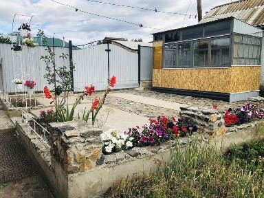 Деревянный дом в карьере