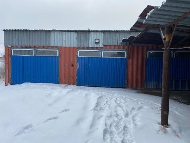 Продам дом, с тремя боксами, + теплица