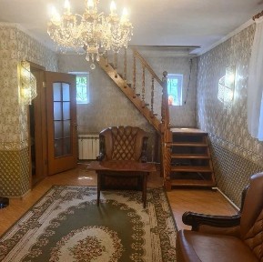 Дом с мансардой и с гаражом в городе